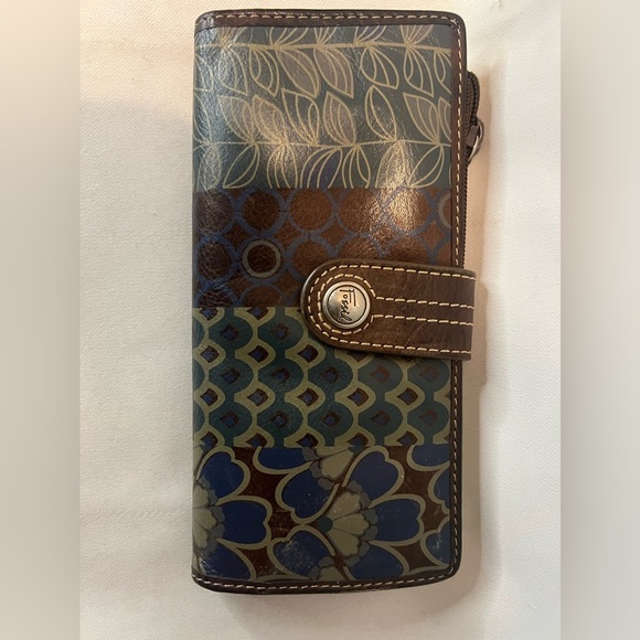 Fossil Handbags - Vintage Y2K Fossil Leather Long Snap Wallet.
